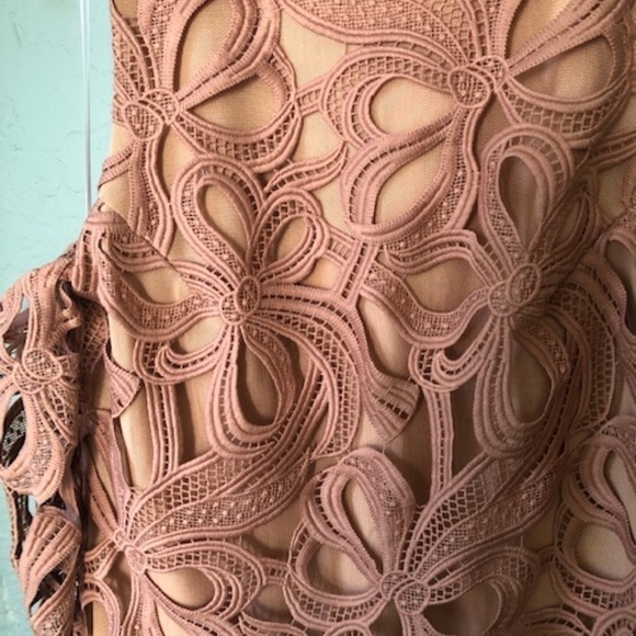 NWOT REVOLVE ELLIATT Chalk Pink Cold-Shoulder Sight Lace Dress, Sz Medium - Picture 4 of 11